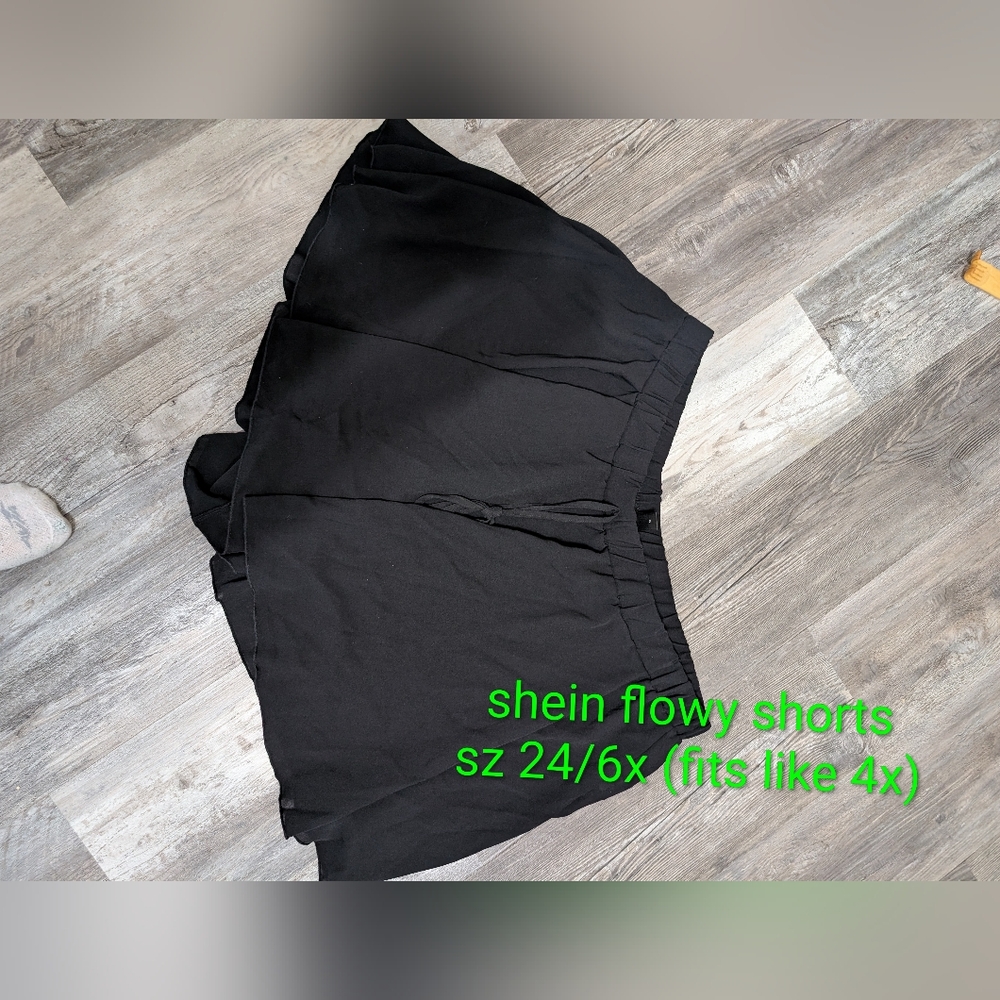 SHEIN Black Flowy Skorts